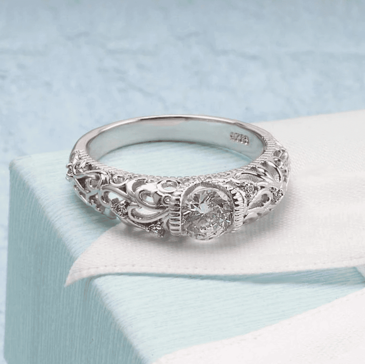 Anillo Elegante de Circonita Plateada