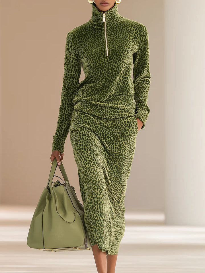 "Conjunto de Top y Falda de Terciopelo Lila" (The title is already in Spanish and does not require rewriting.)