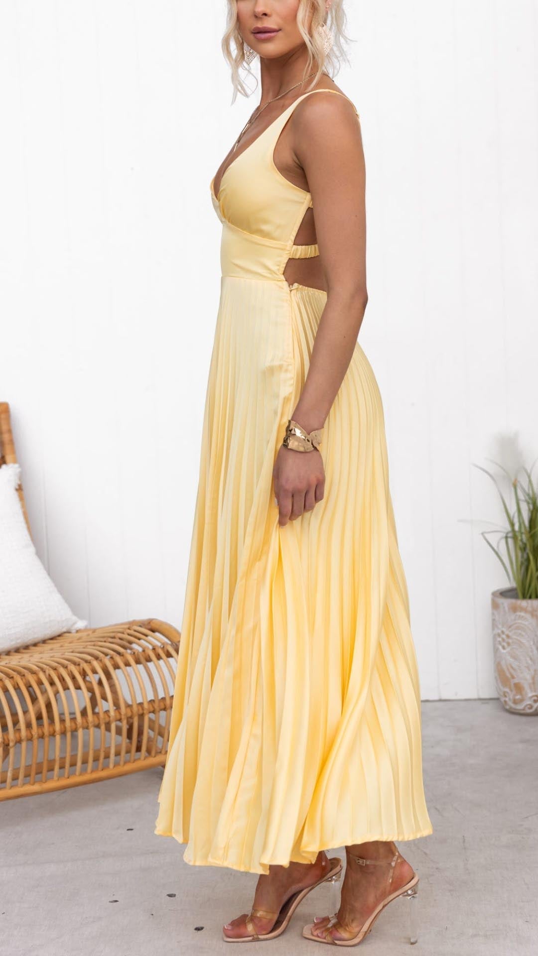 Ellis & Johnson™ | Vestido Maxi con Pliegues y Escote en V