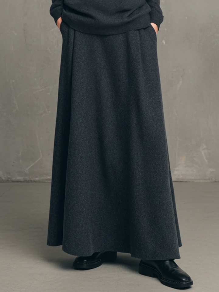 Conjunto de Top de Cuello Alto y Falda Acampanada en Gris Carbón de Sabrina
