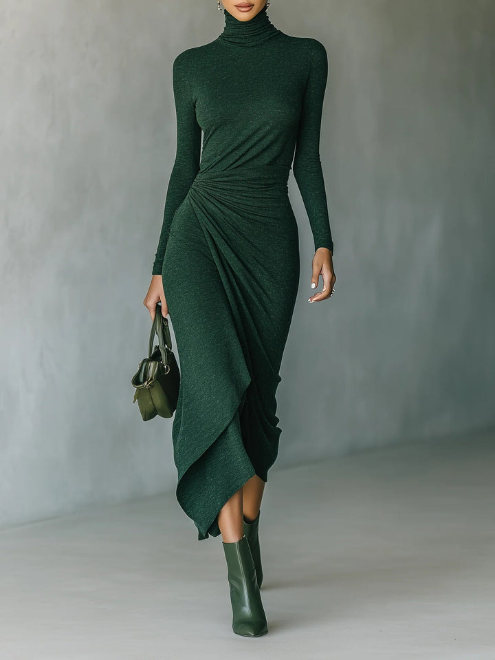 Lenora ∙ Vestido midi asimétrico envolvente con pliegues y cuello alto en verde oscuro