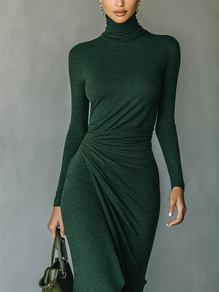 Lenora ∙ Vestido midi asimétrico envolvente con pliegues y cuello alto en verde oscuro