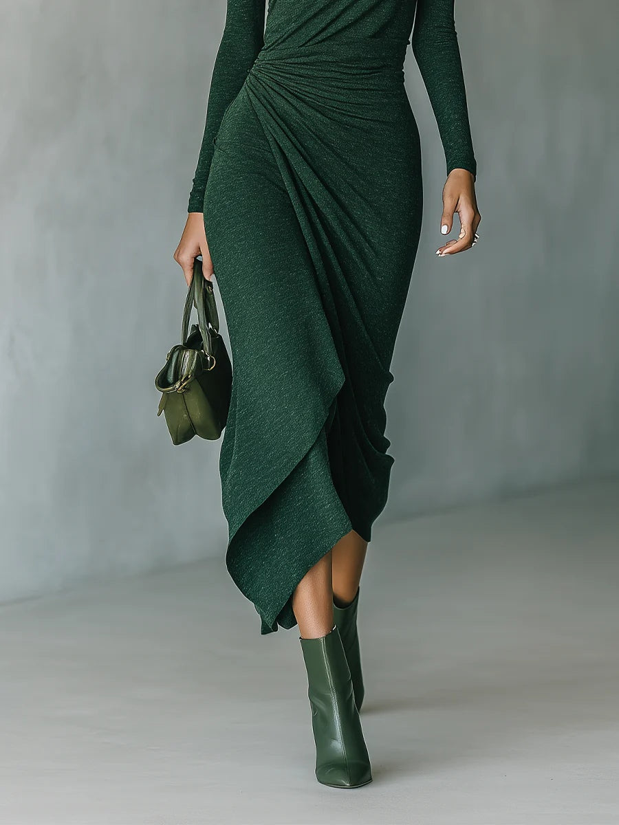 Lenora ∙ Vestido midi asimétrico envolvente con pliegues y cuello alto en verde oscuro