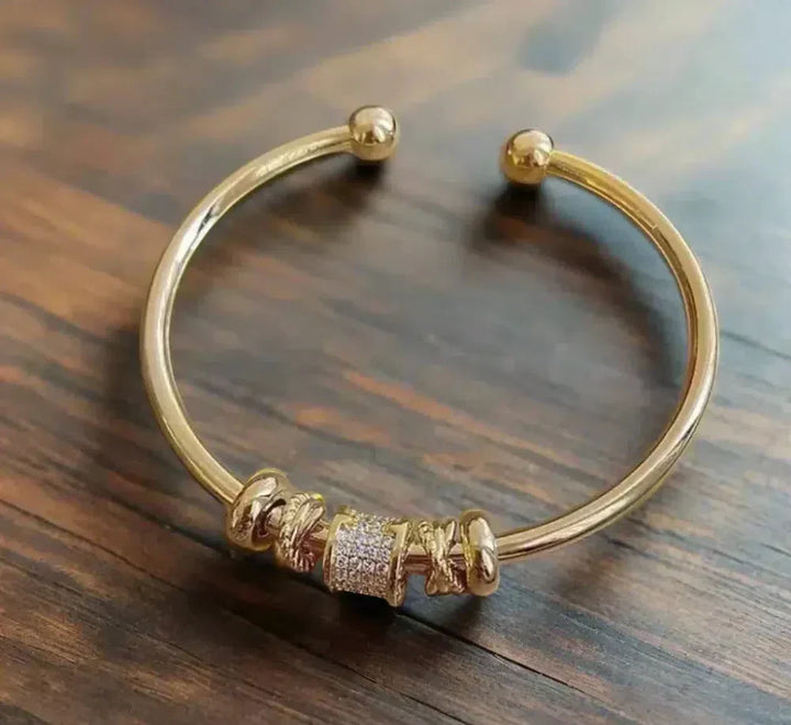 Pulsera regulable con charms dorados