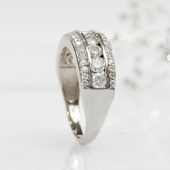 Elegante Anillo de Piedra Plateada