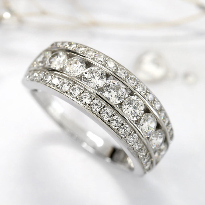 Elegante Anillo de Piedra Plateada