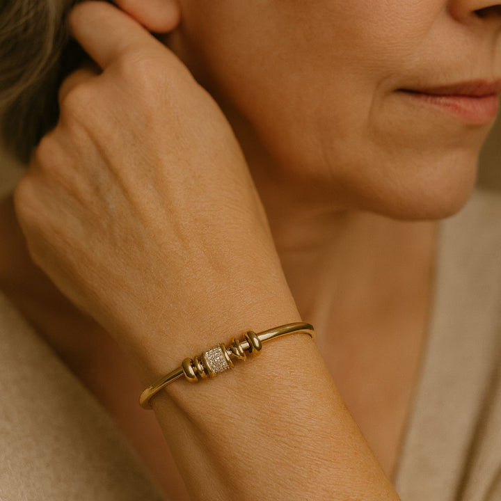 Pulsera regulable con charms dorados
