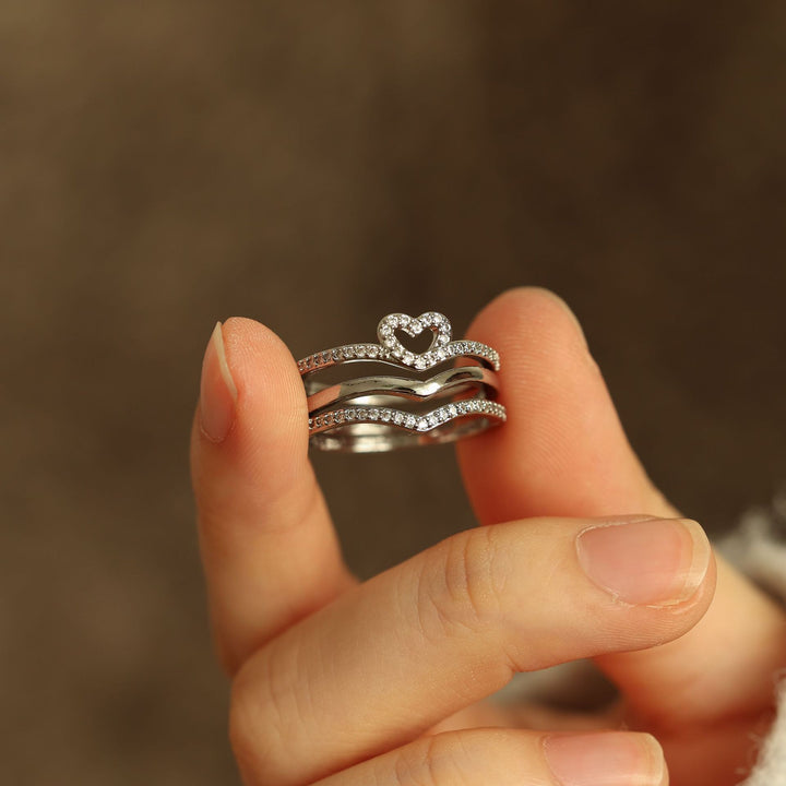 "Anillos Apilables Shining Love Wish Bone" se puede traducir como "Anillos Apilables Shining Love Hueso de Deseo".