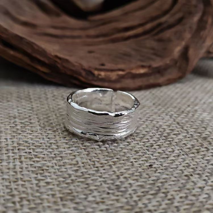Anillo de Plata y Oro con Acabado Martillado