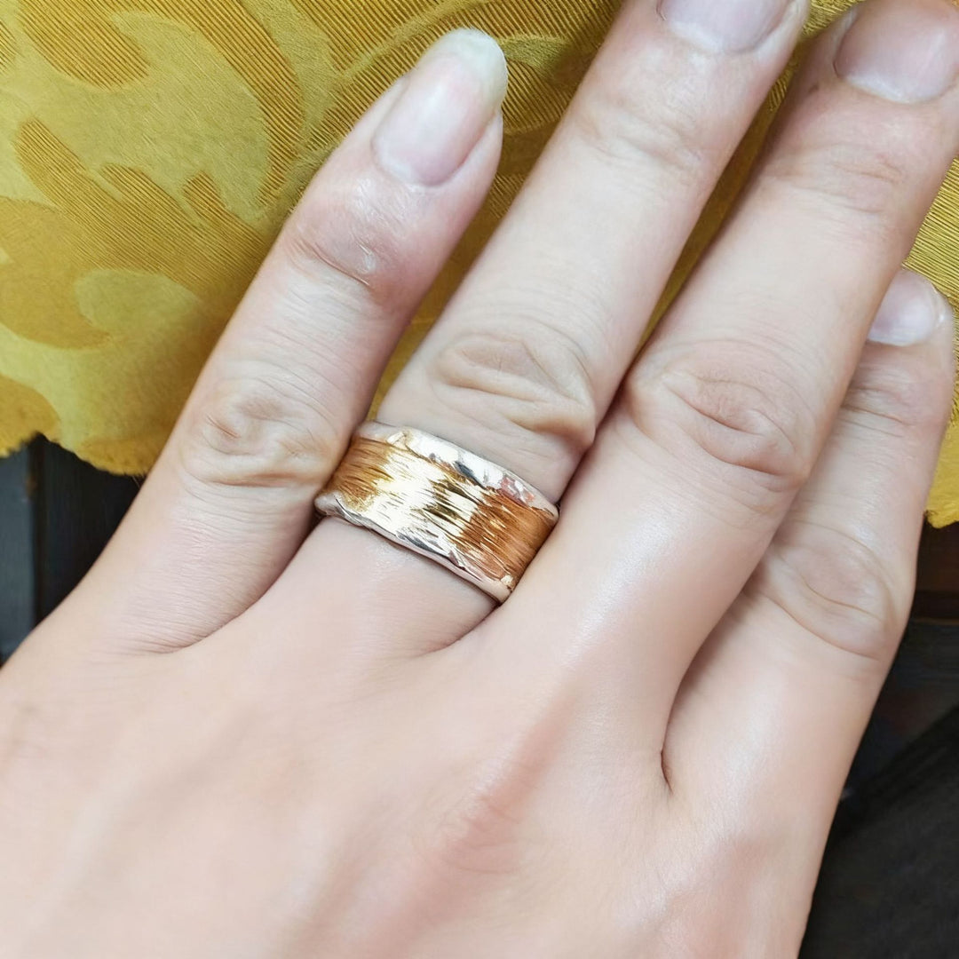 Anillo de Plata y Oro con Acabado Martillado