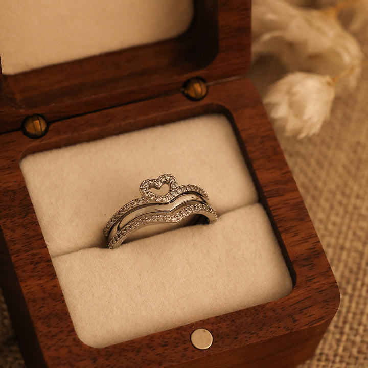 "Anillos Apilables Shining Love Wish Bone" se puede traducir como "Anillos Apilables Shining Love Hueso de Deseo".