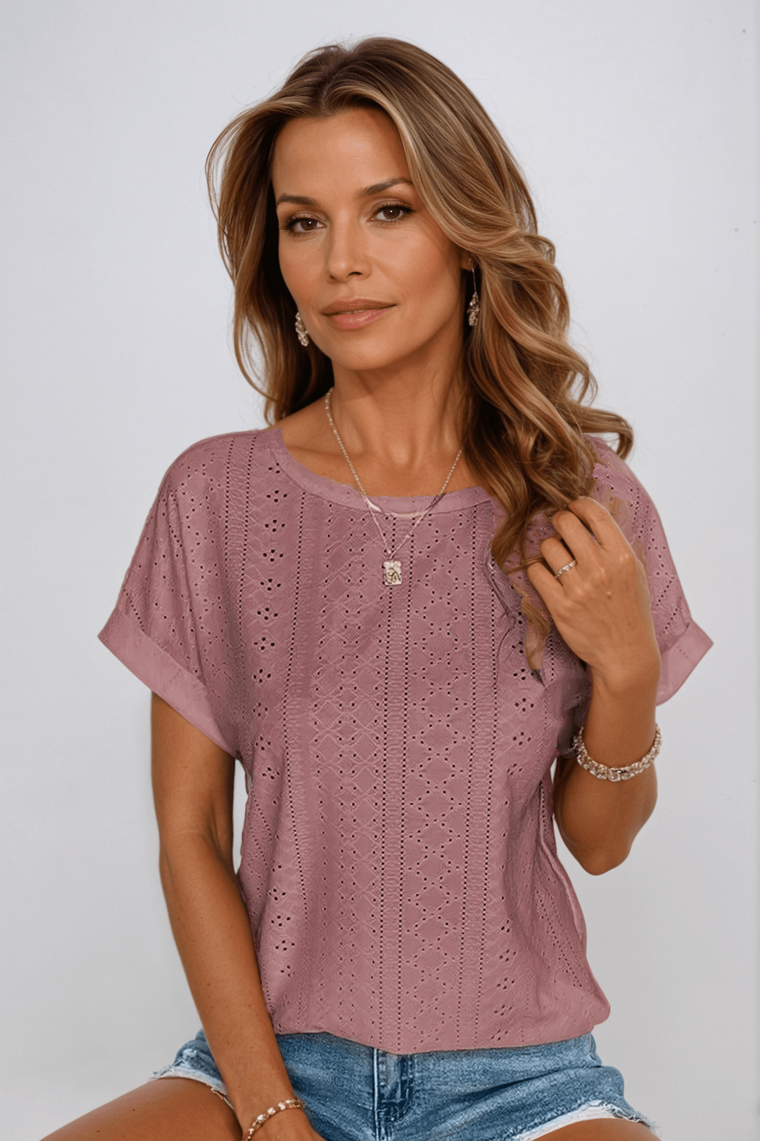 Perla | Top de Cuello Redondo Corto de Manga Corta con Bordado de Ojal para Mujeres