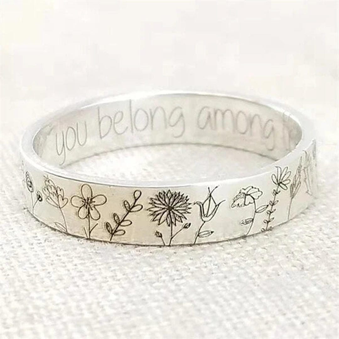 "Anillo Minimalista de Plata" (The title is already in Spanish and does not require translation.)