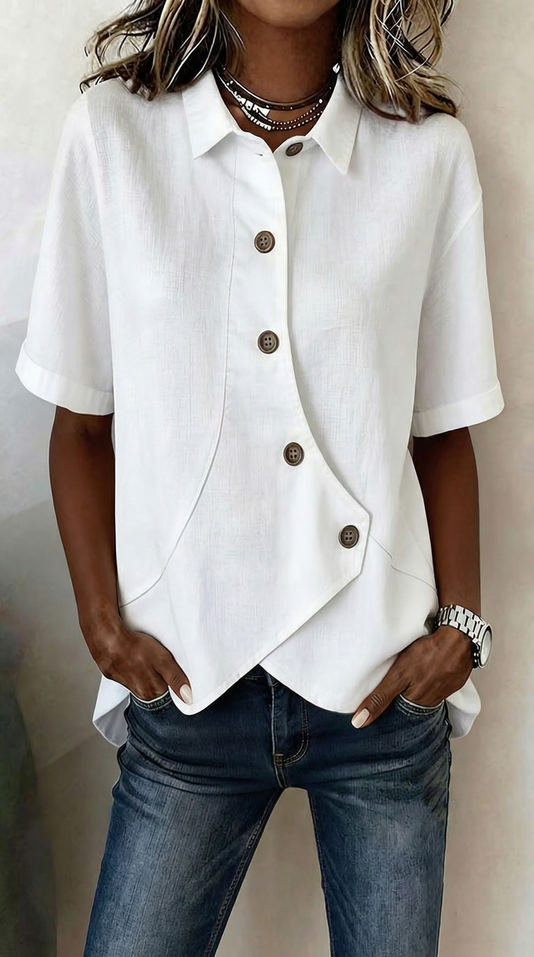 "La Camisa Relaxed Signature" se puede traducir como "La Camisa Relajada Signature".