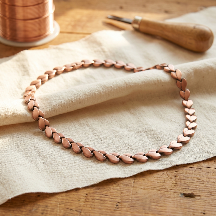 "Collar de Cobre Briar de Vera" (The title is already in Spanish and does not require translation.)