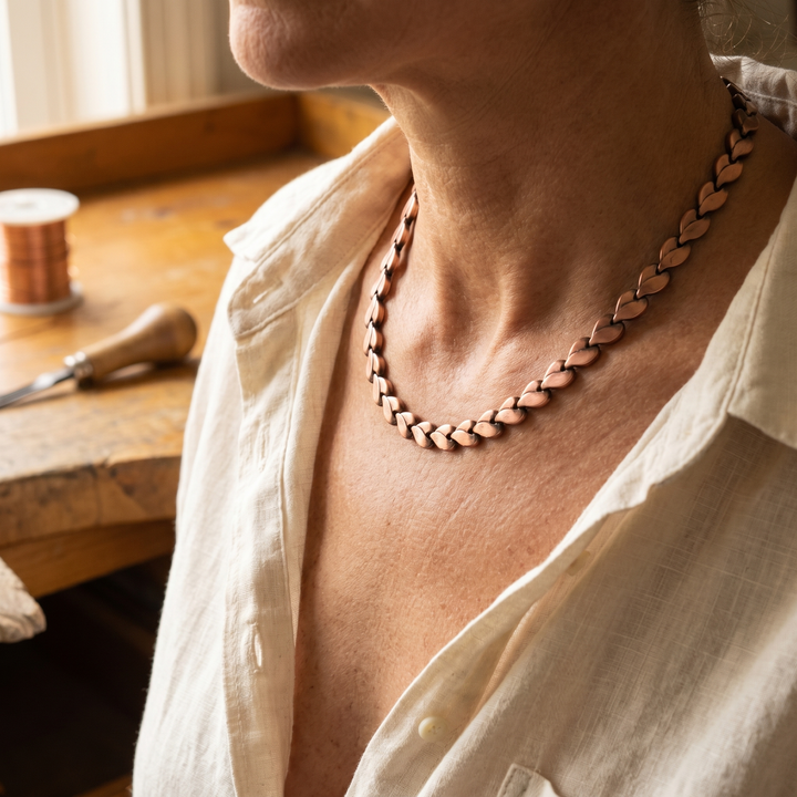 "Collar de Cobre Briar de Vera" (The title is already in Spanish and does not require translation.)