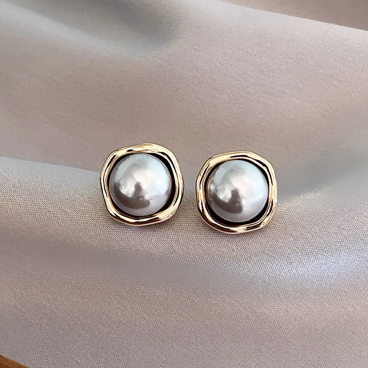"Pendientes Elegantes de Perlas Negras" (The title is already in Spanish.) If you would like a different variation or style, please let me know!