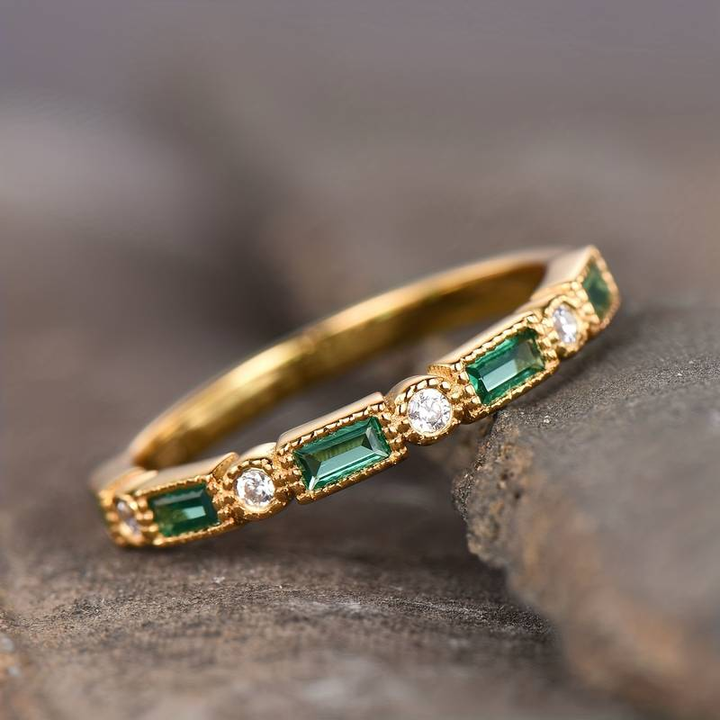 Anillo de Oro con Incrustación de Zirconita Verde