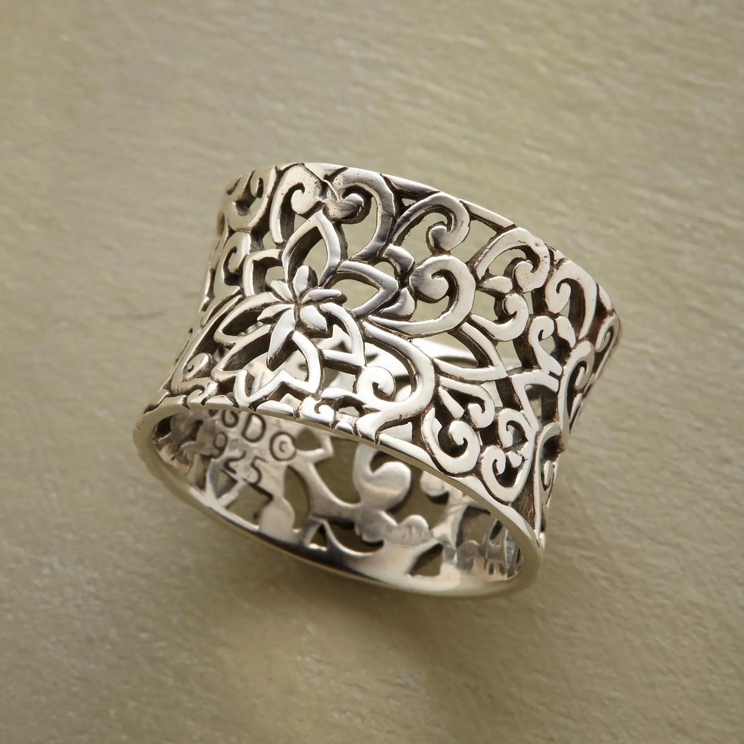Elegante Anillo Hueco de Plata Vintage