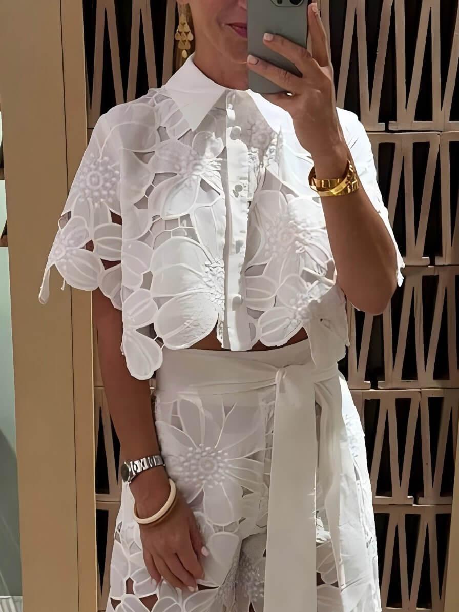 "Conjunto de Bordado Floral Isabella" (The title is already in Spanish and does not need to be rewritten.)