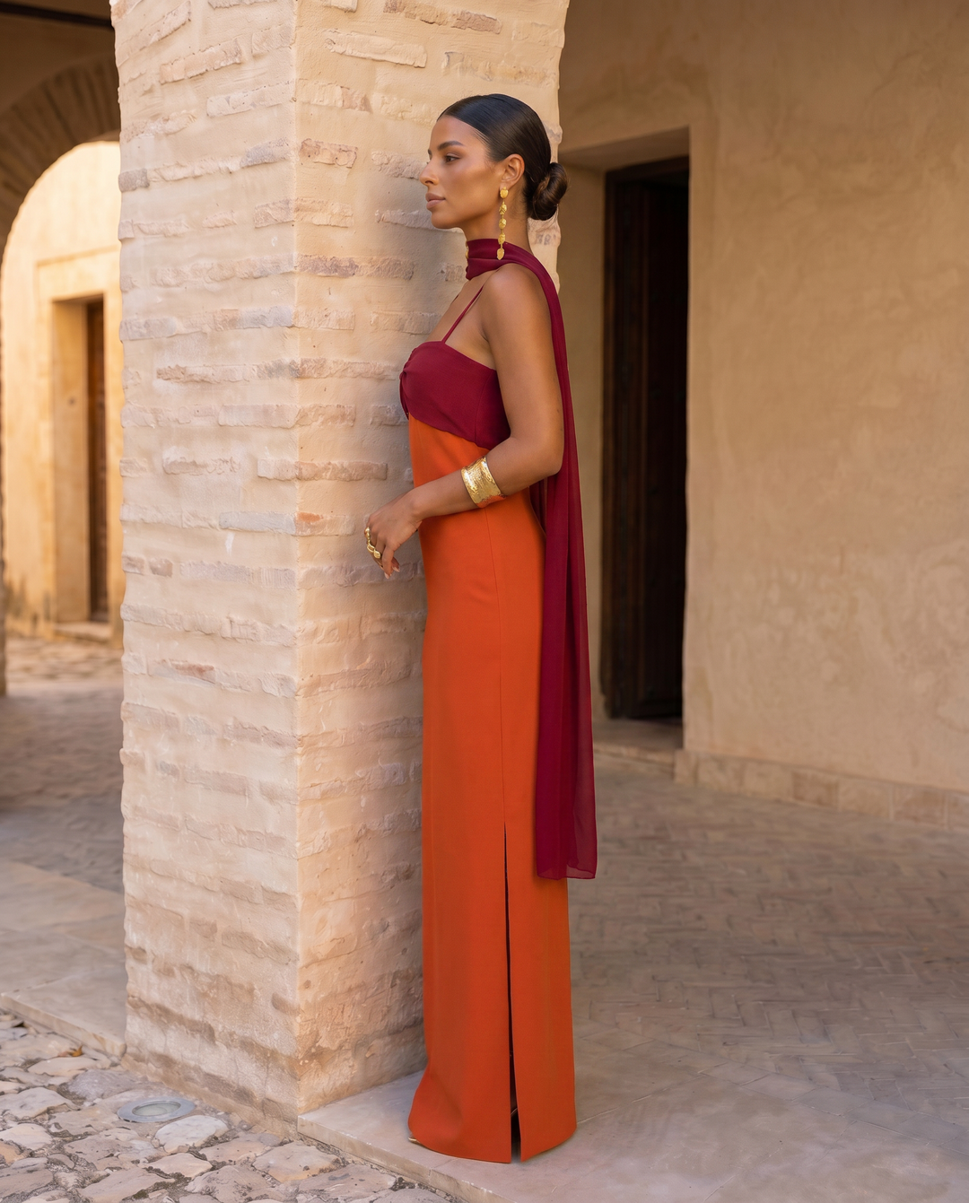Zahara | Vestido naranja con escote rojo