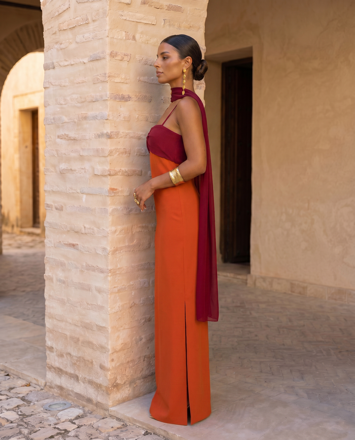 Zahara | Vestido naranja con escote rojo