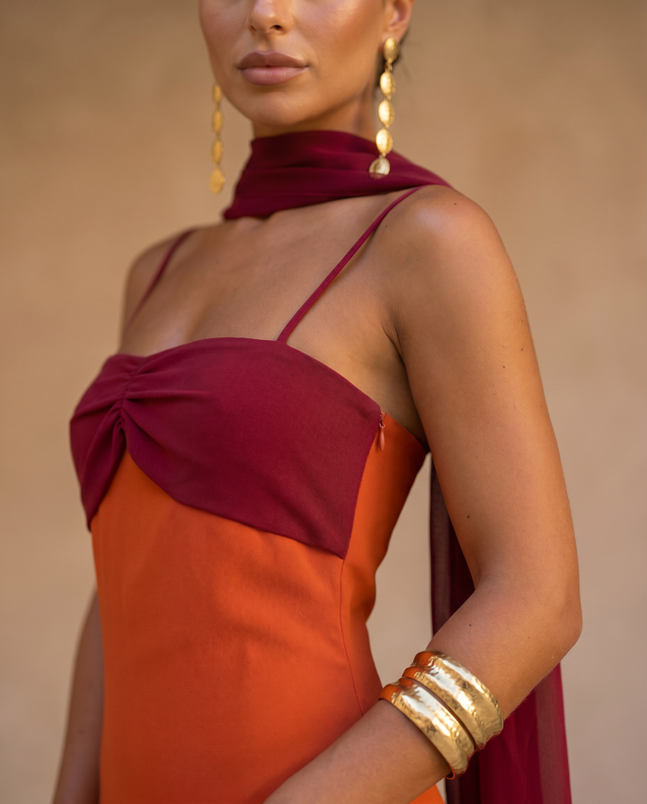Zahara | Vestido naranja con escote rojo
