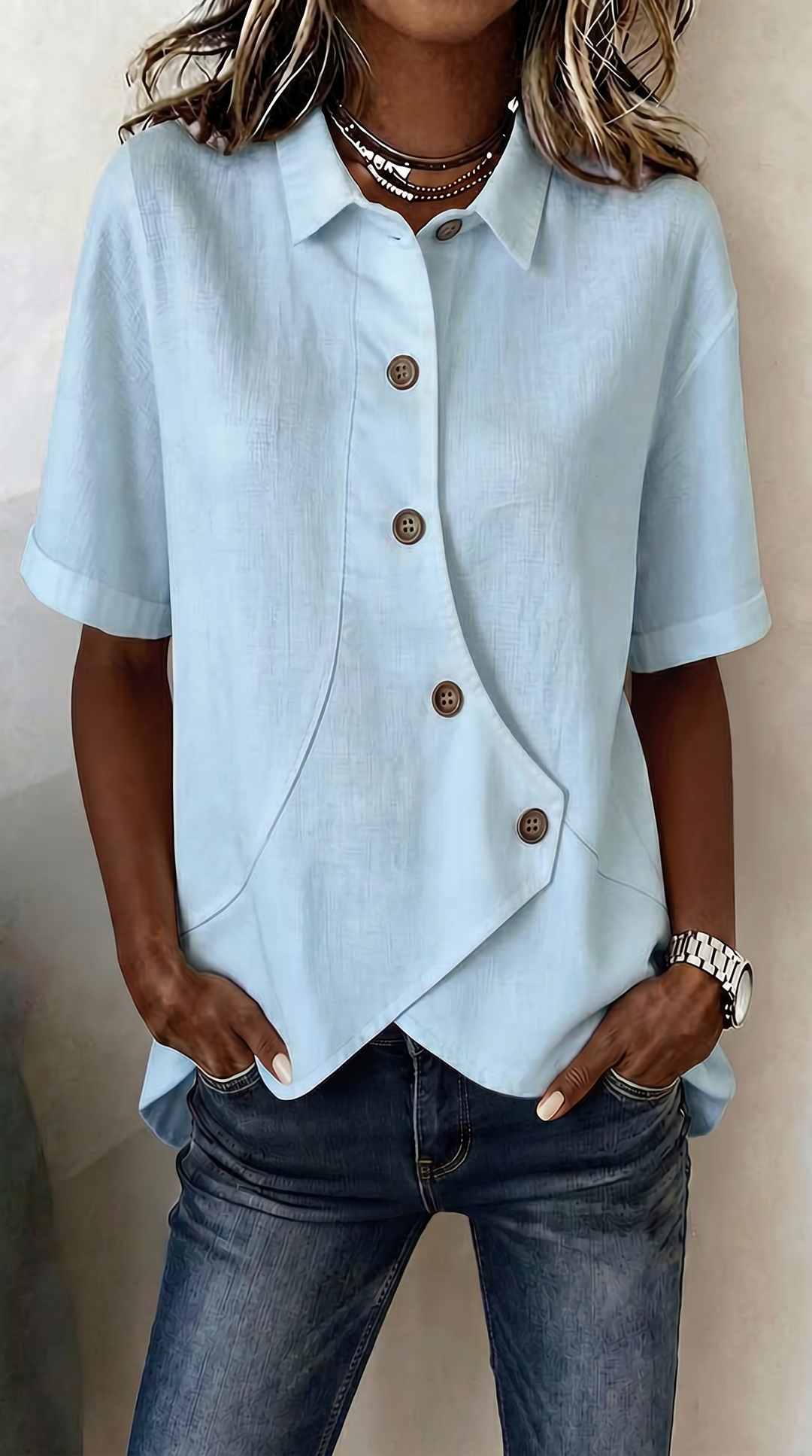 "La Camisa Relaxed Signature" se puede traducir como "La Camisa Relajada Signature".