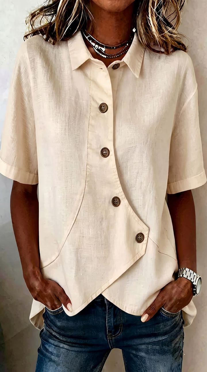 "La Camisa Relaxed Signature" se puede traducir como "La Camisa Relajada Signature".