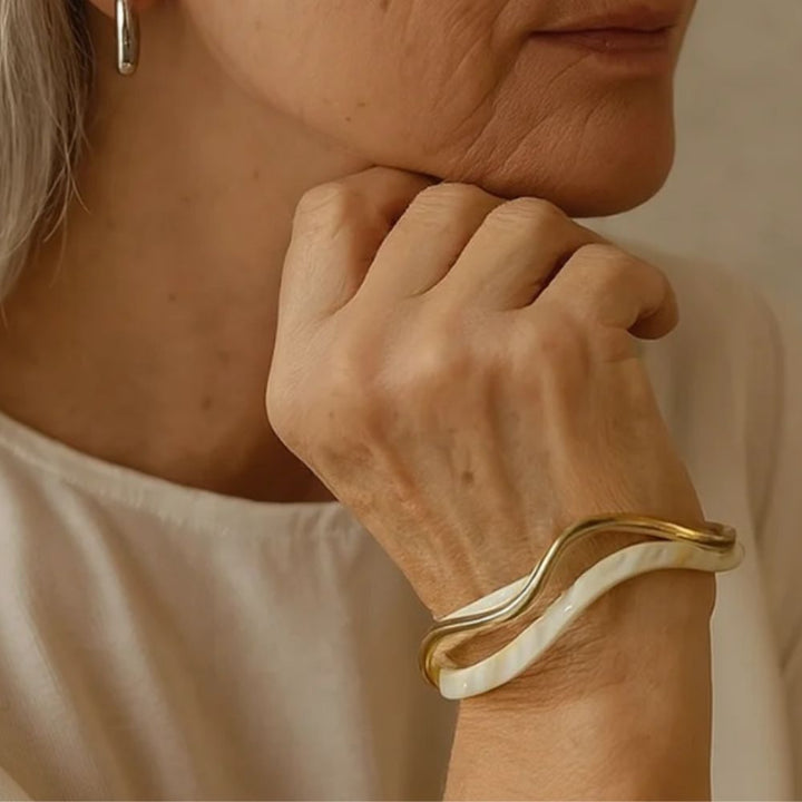 Elegante pulsera dorada de ópalo blanco
