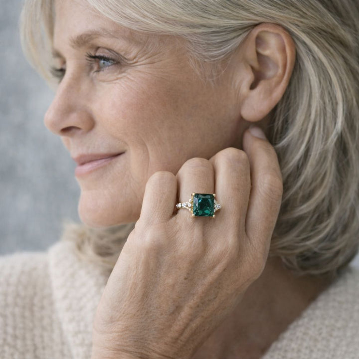 Elegante Anillo de Esmeralda Cuadrado