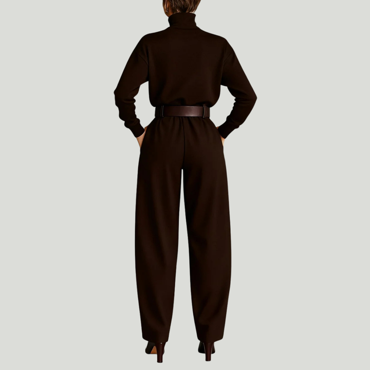 "Julia | Conjunto de cuello alto y pantalón recto" (The title is already in Spanish and does not require translation.)