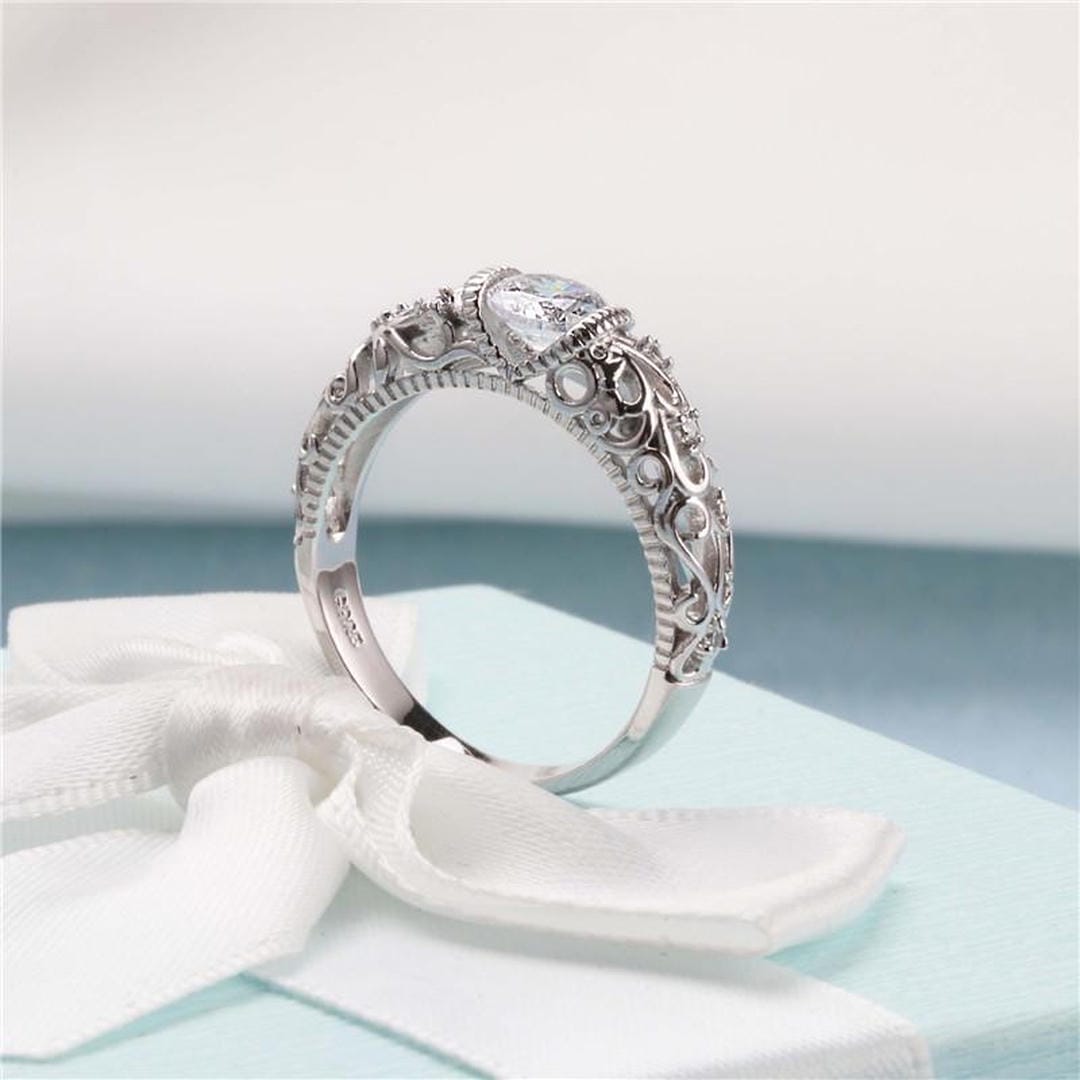 Anillo Elegante de Circonita Plateada