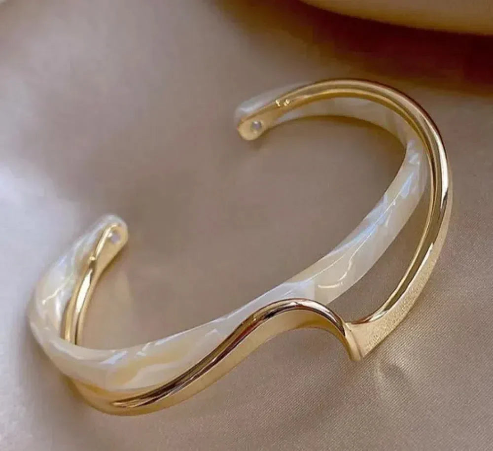 Elegante pulsera dorada de ópalo blanco