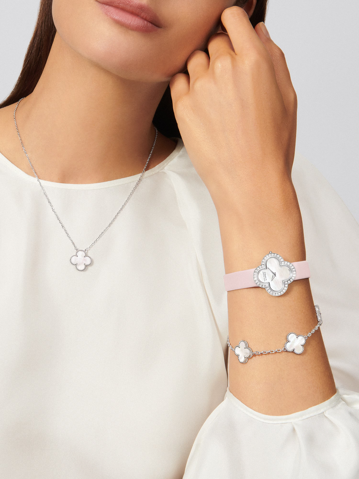 CLOVER | Collar Blanco y Plata