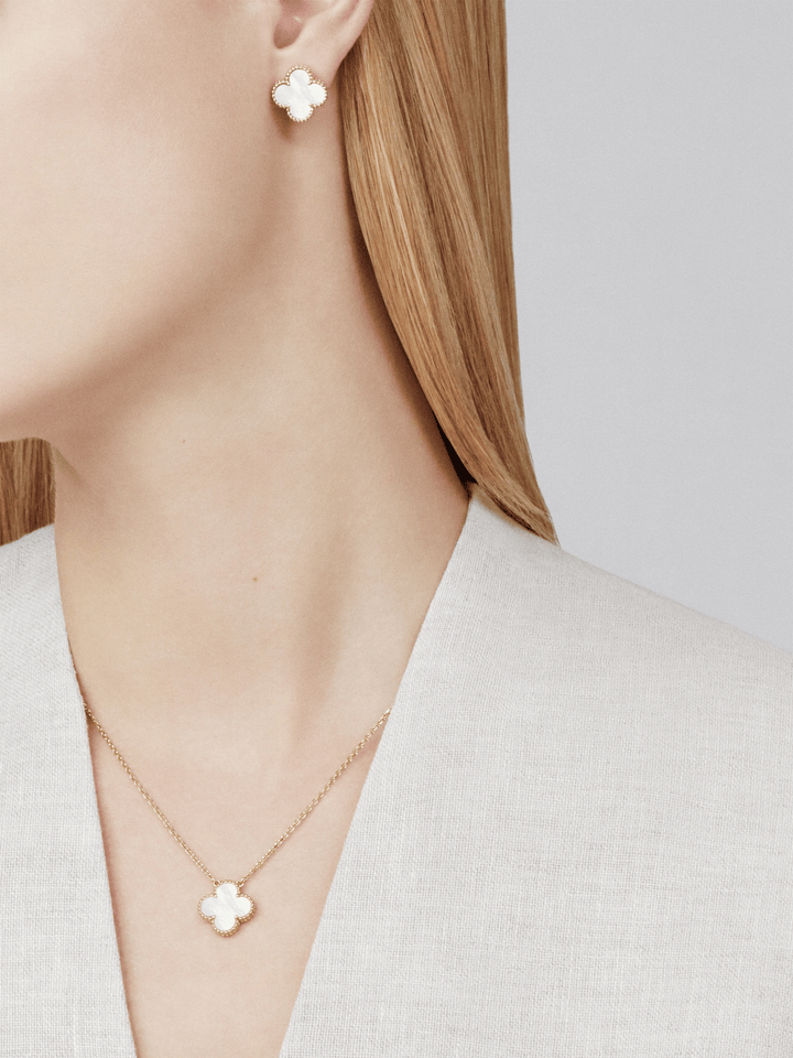 CLOVER | Collar Blanco y Dorado